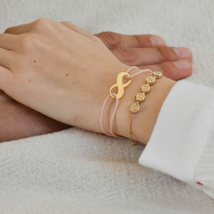 Bracelet chaîne pastilles estampillées "Amour" plaqué or - ambiance