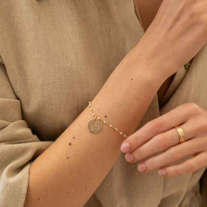 Bracciale perle colorate personalizzato medaglietta incisa placcata oro 15 mm