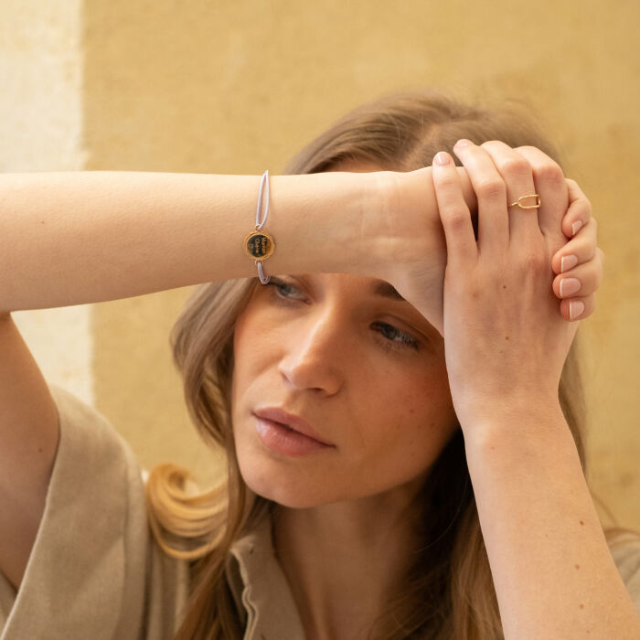 Bracelet personnalisé médaille contour fleur gravée plaqué or 2 trous 15 mm - bracelet porté