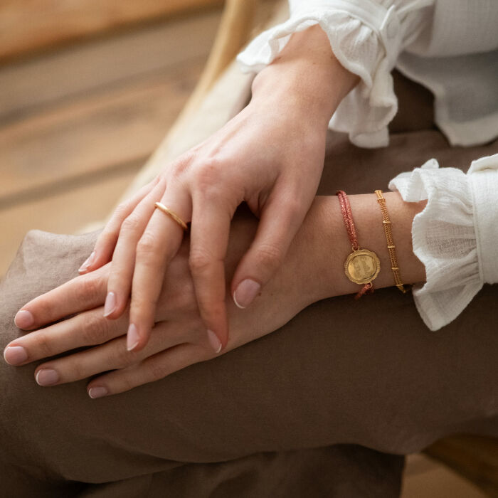 Bracelet personnalisé cordon pailleté médaille contour fleur gravée plaqué or 2 trous 18 mm - ambiance