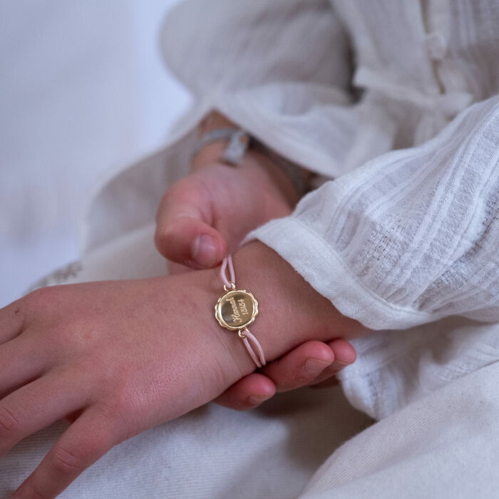 Bracelet enfant personnalisé médaille contour fleur gravée plaqué or 2 trous 15 mm - ambiance