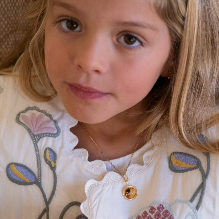 Pendentif enfant personnalisé médaille contour fleur gravée plaqué or 15 mm - bijou porté