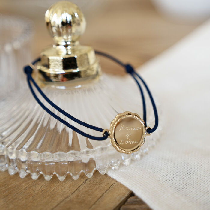 Bracelet personnalisé médaille contour fleur gravée plaqué or 2 trous 18 mm - ambiance