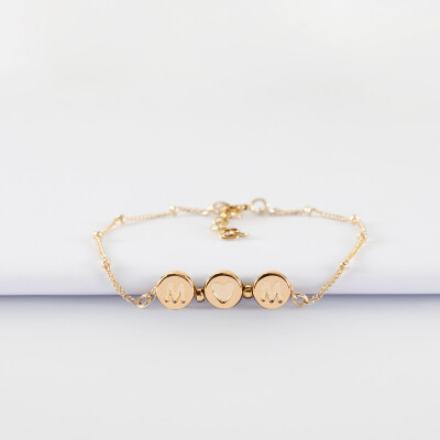 Bracelet chaîne Maman pastilles estampillées "Mom" plaqué or et breloque lettre initiale 5 mm