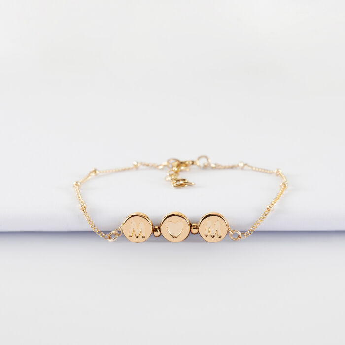 Bracelet chaîne Maman pastilles estampillées "Mom" plaqué or et breloque lettre initiale 5 mm