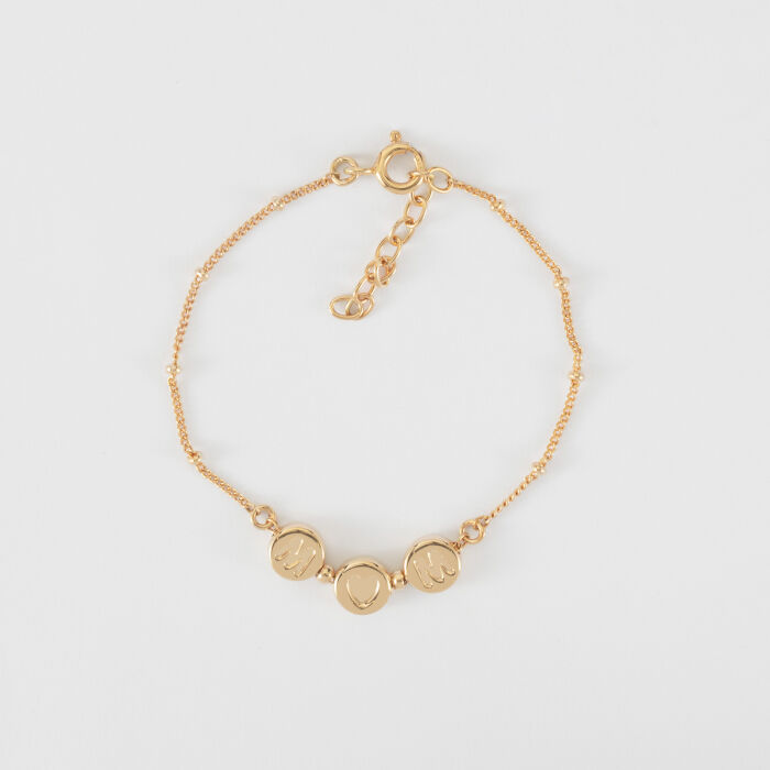 Bracelet chaîne Maman pastilles estampillées "Mom" plaqué or et breloque lettre initiale 5 mm