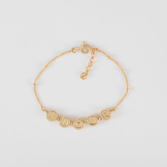 Bracelet chaîne pastilles estampillées "Amour" plaqué or et breloque lettre initiale 5 mm