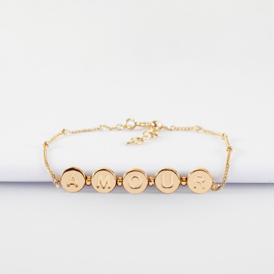 Bracelet chaîne pastilles estampillées "Amour" plaqué or et breloque lettre initiale 5 mm