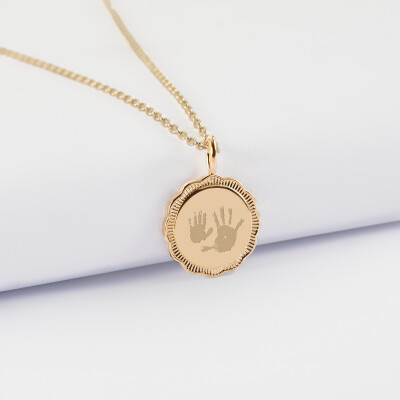 Pendentif personnalisé médaille contour fleur gravée plaqué or 15 mm