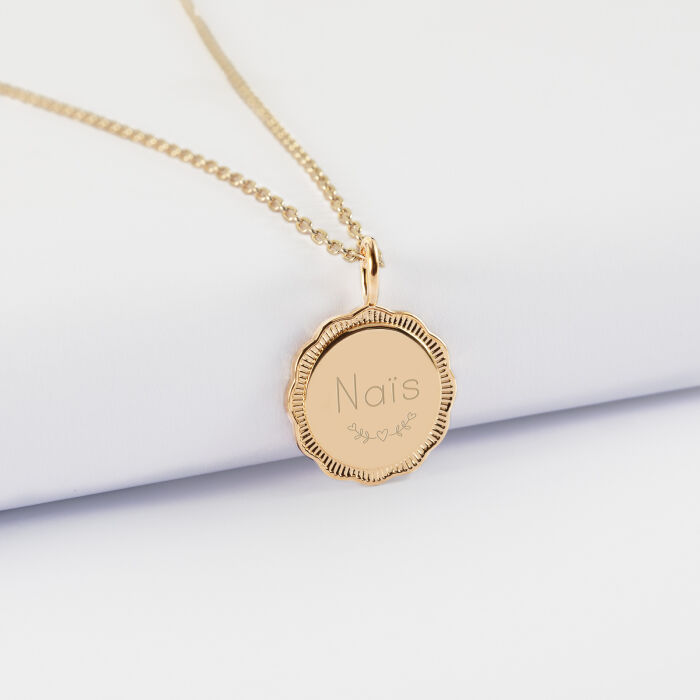 Pendentif enfant personnalisé médaille contour fleur gravée plaqué or 15 mm