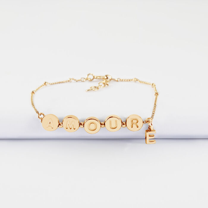 Bracelet chaîne pastilles estampillées "Amour" plaqué or et breloque lettre initiale 5 mm