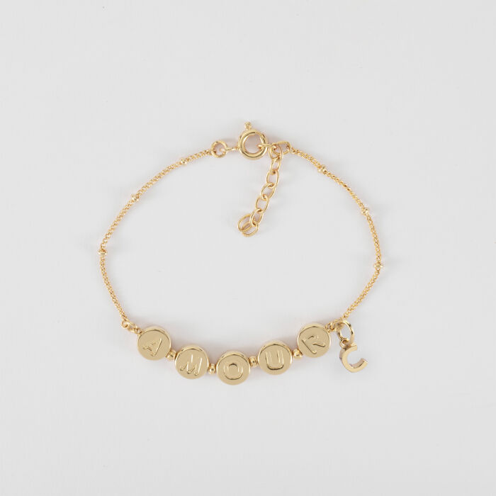 Bracelet chaîne pastilles estampillées "Amour" plaqué or et breloque lettre initiale 5 mm