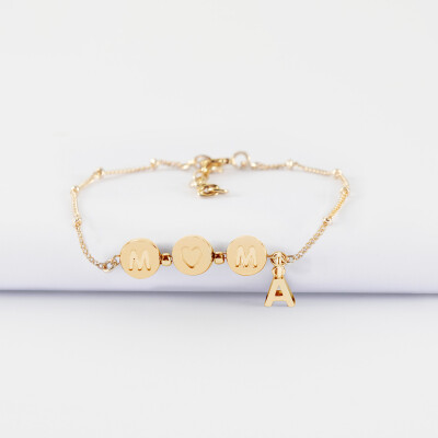 Bracelet chaîne Maman pastilles estampillées "Mom" plaqué or et breloque lettre initiale 5 mm