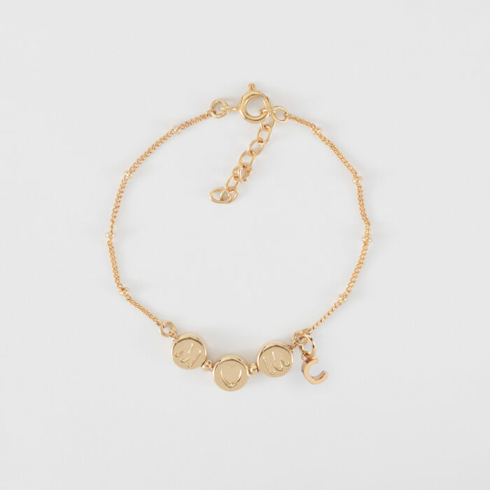 Bracelet chaîne Maman pastilles estampillées "Mom" plaqué or et breloque lettre initiale 5 mm