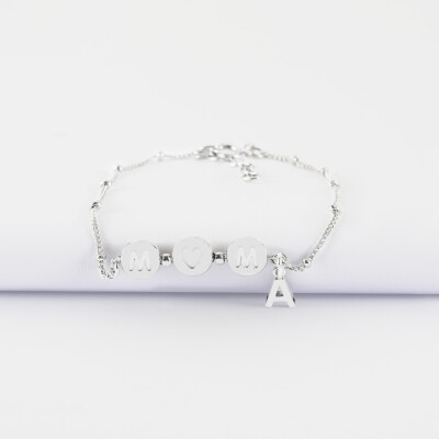 Bracelet chaîne Maman pastilles estampillées "Mom" argent et breloque lettre initiale 5 mm