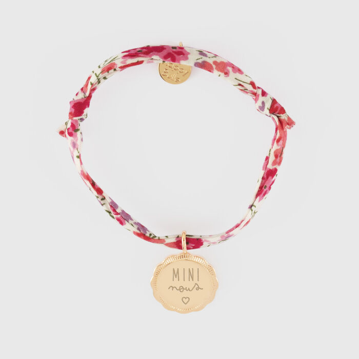 Bracelet enfant Liberty personnalisé médaille contour fleur gravée plaqué or 15 mm - illustration