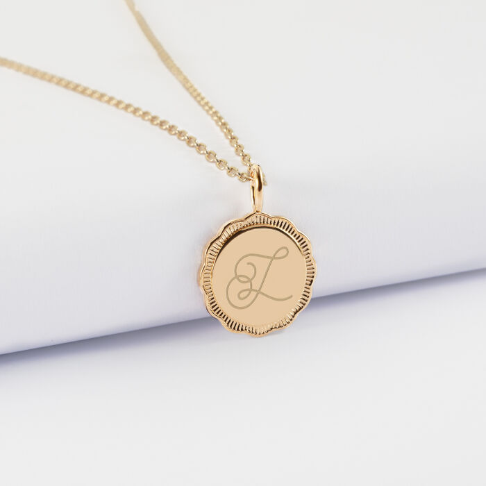 Pendentif enfant personnalisé médaille contour fleur gravée plaqué or 15 mm