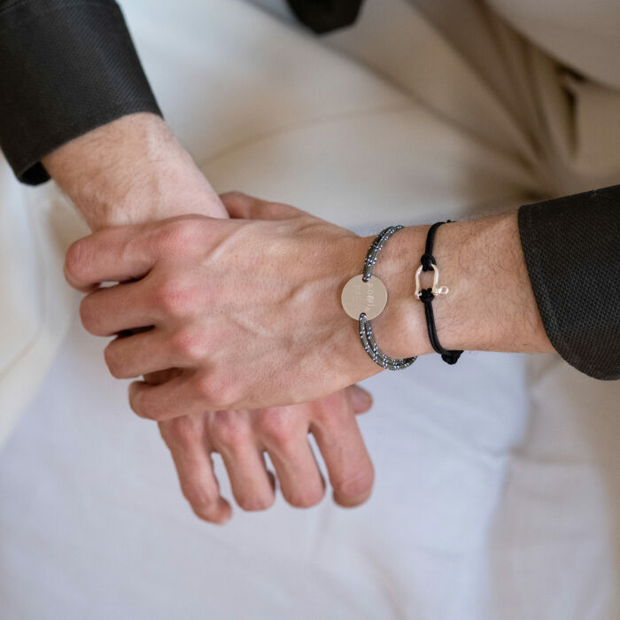 Bracelet homme cordon simple manille argent 15 mm - shooting porté