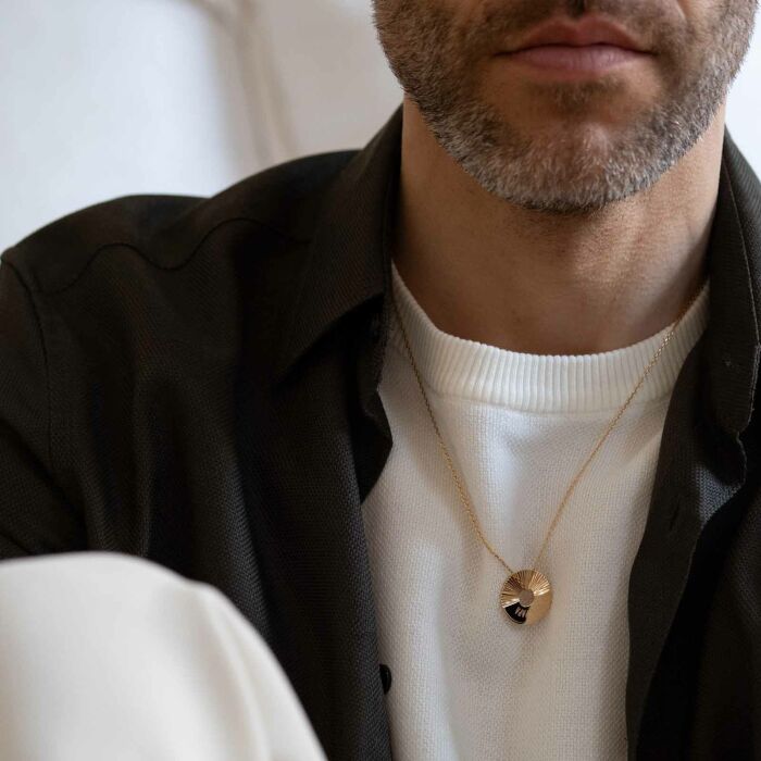 Ciondolo uomo personalizzato medaglietta incisa placcata oro disco aperto sole 20 mm