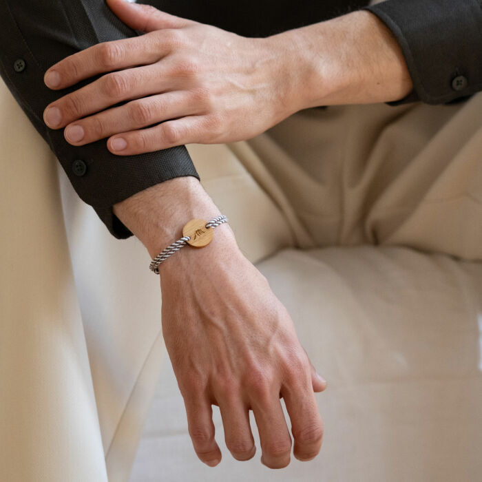 Bracelet homme personnalisé cordon marin tressé médaille gravée bois ronde 2 trous 21 mm - Edition spéciale Marin - ambiance