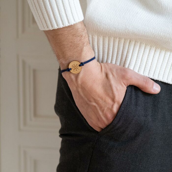 Bracelet homme personnalisé cordon double médaille gravée bois ronde 2 trous 21 mm - Edition spéciale Marin - ambiance