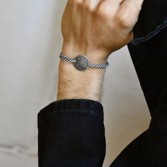 Bracelet homme personnalisé cordon marin tressé médaille gravée argent 2 trous 20 mm - Edition spéciale Marin - ambiance