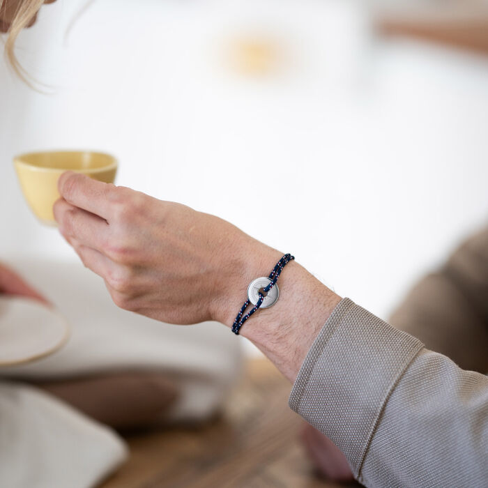 Bracelet homme personnalisé cordage marin simple médaille gravée argent cible 20 mm - Edition spéciale Rose des vents - ambiance
