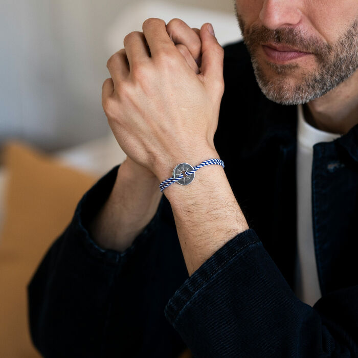 Bracelet homme personnalisé cordon tressé marin médaille gravée argent cible 20 mm - Edition spéciale Rose des vents - ambiance