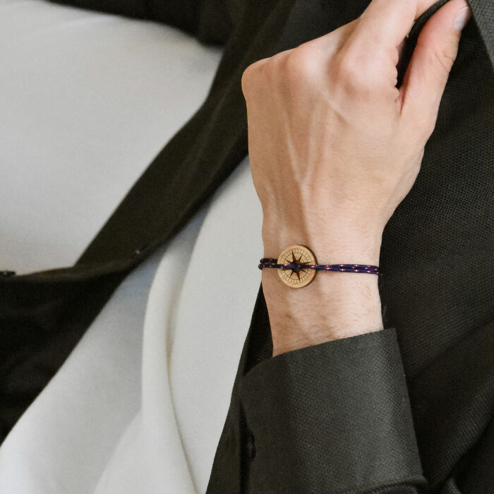 Bracelet homme personnalisé cordage marin simple médaille gravée bois cible ronde 21 mm - Edition spéciale Rose des vents - ambiance