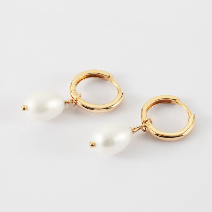 Boucles d'oreilles créoles perle nacre plaqué or - biais