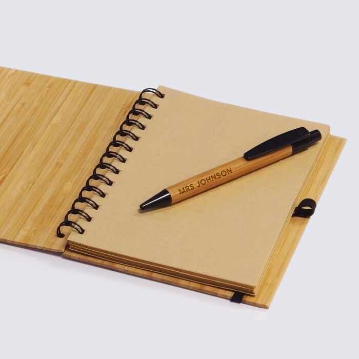 Carnet bambou personnalisé 14,5x18 cm et stylo gravé - Merci Maîtresse