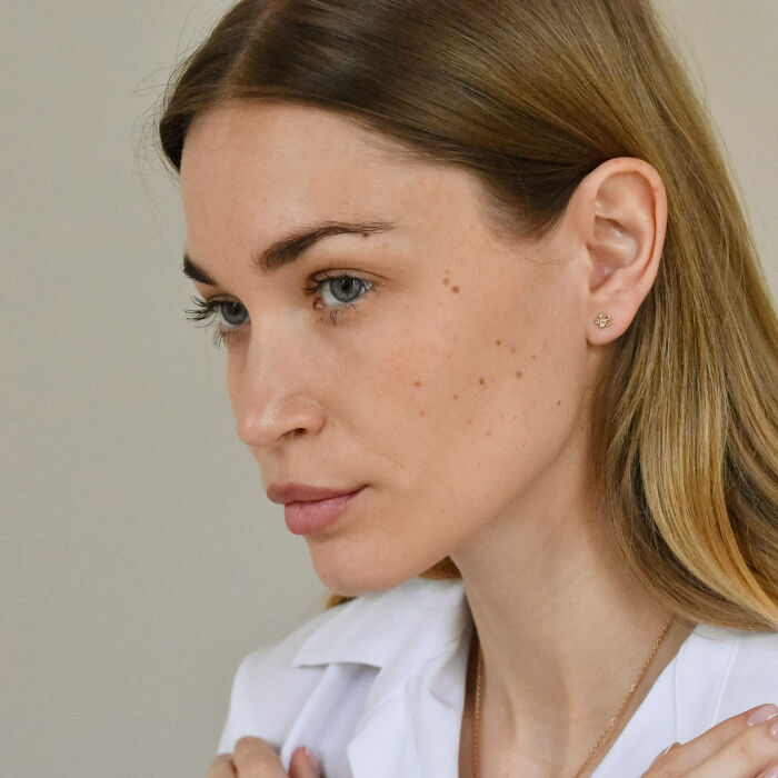 Boucles d'oreilles puces petite fleur plaqué or - boucles portées