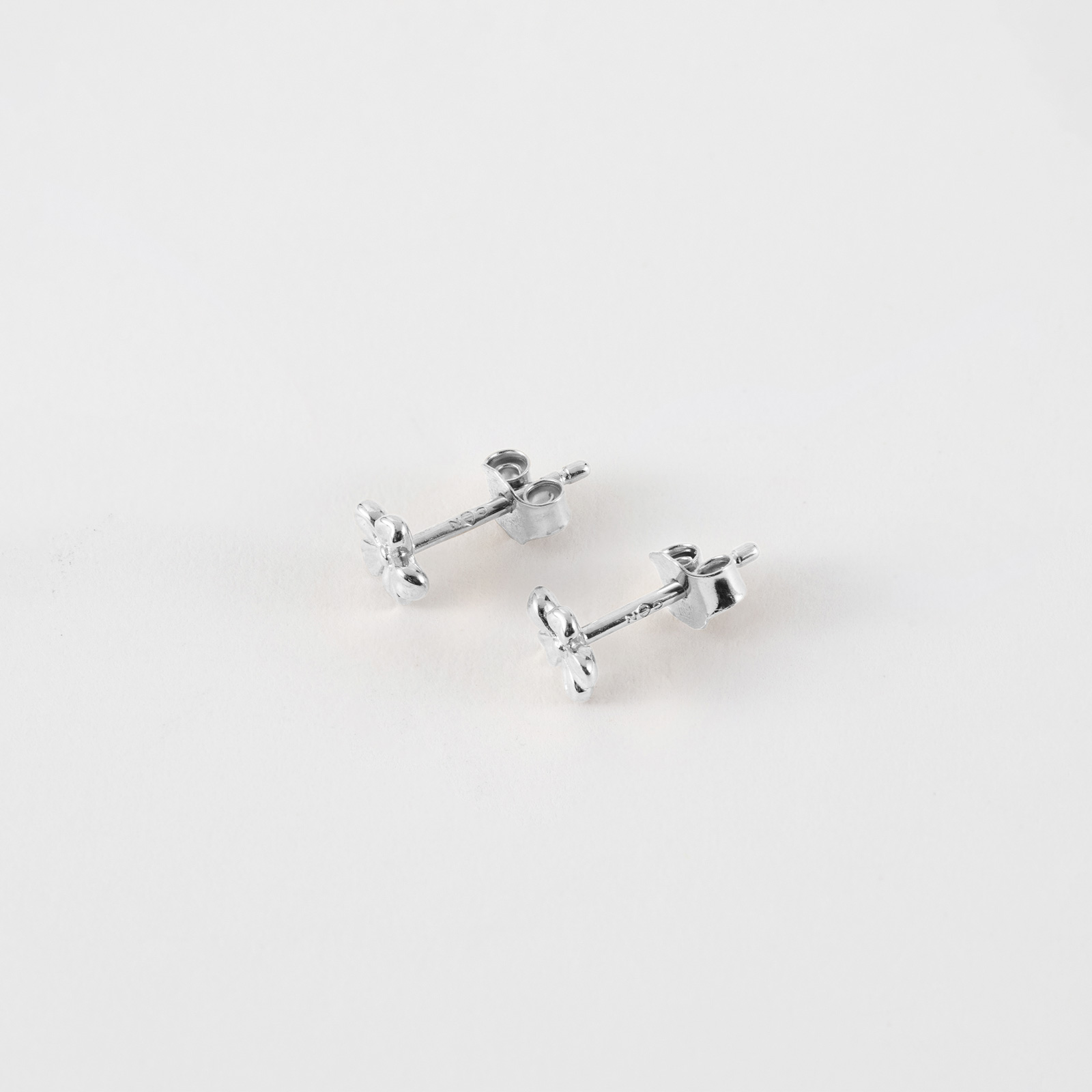 Orecchini In Argento 925 Con Piccolo Fiore: Delicati Orecchini A Lob, 1,3 Cm, Chiusura A Farfalla - 2