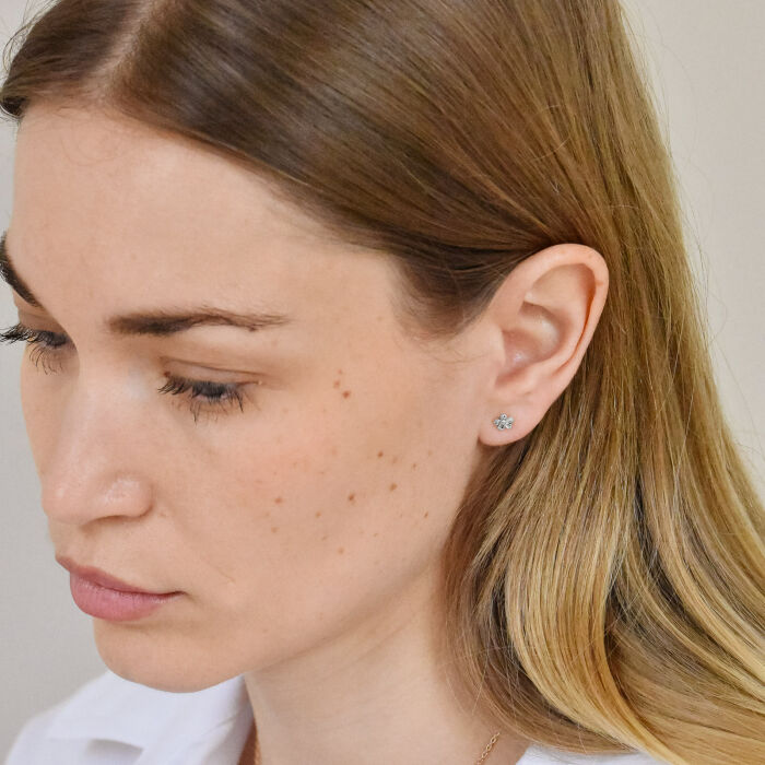 Boucles d'oreilles puces petite fleur argent - boucles portées