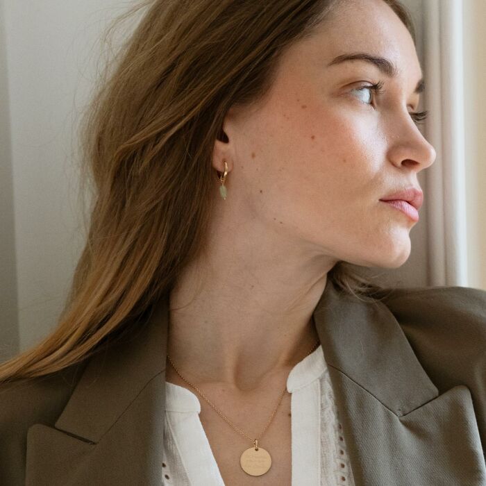 Boucles d'oreilles créoles pierre quartzite vert plaqué or - boucles portées