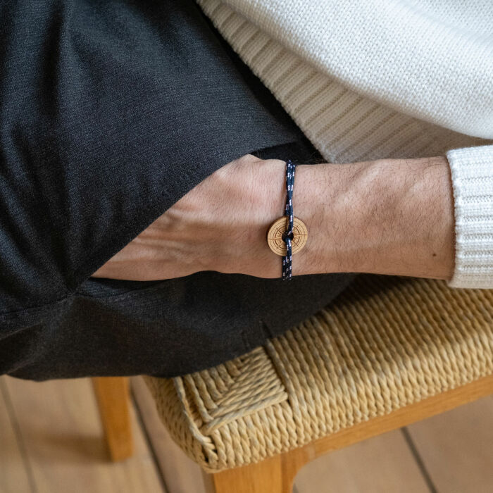 Bracelet homme personnalisé cordage marin simple médaille gravée bois cible ronde 21 mm - Edition spéciale Rose des vents - bracelet porté