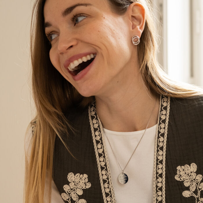 Boucles d'oreilles puces anneaux entrelacés argent - portée