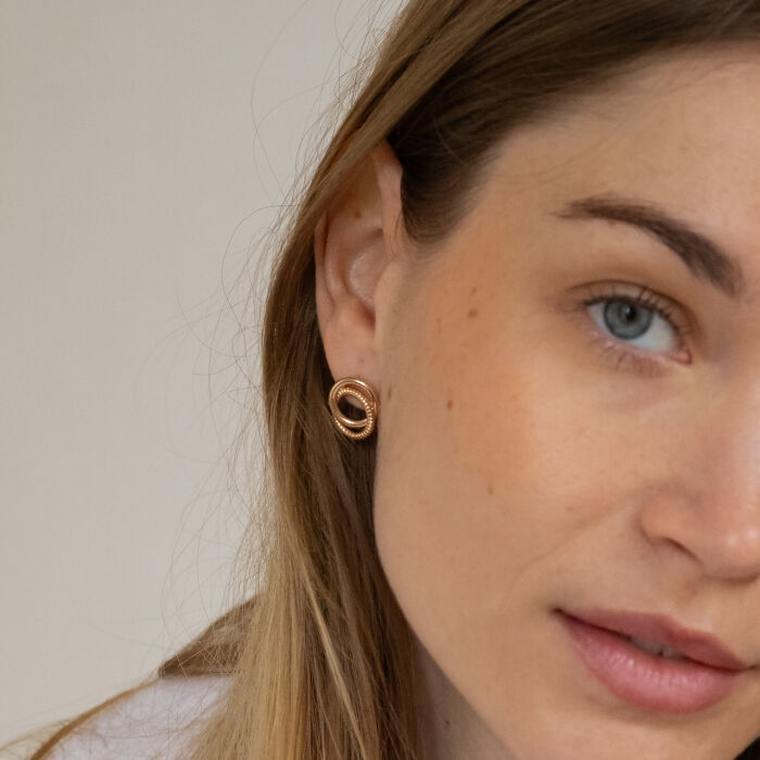 Boucles d'oreilles puces anneaux entrelacés plaqué or - ambiance