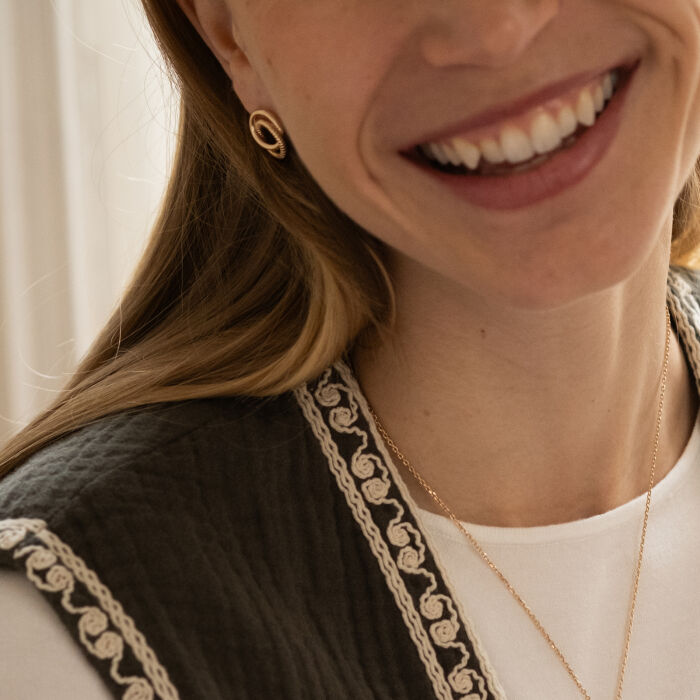 Boucles d'oreilles puces anneaux entrelacés plaqué or - portée