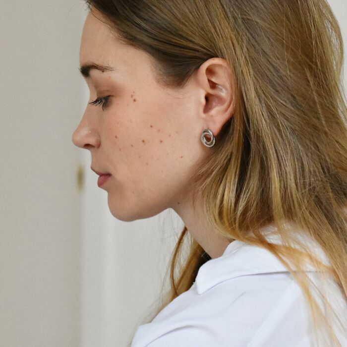 Boucles d'oreilles puces anneaux entrelacés argent - shooting porté