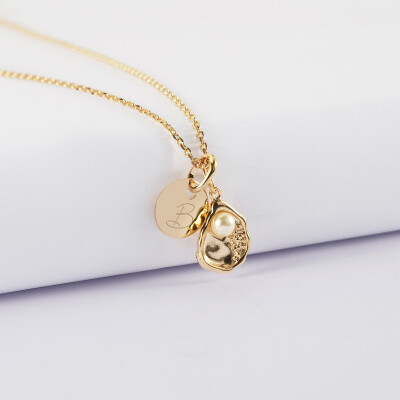 Pendentif personnalisé médaille gravée plaqué or 10 mm et breloque coquillage perle blanche - lettre B