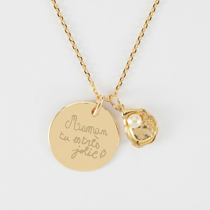 Pendentif personnalisé médaille gravée plaqué or 19 mm et breloque coquillage perle blanche - texte maman