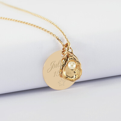 Pendentif personnalisé médaille gravée plaqué or 19 mm et breloque coquillage perle blanche - prénom et heure de naissance