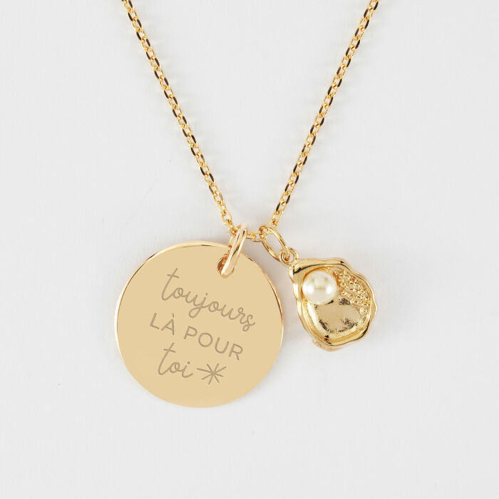 Pendentif personnalisé médaille gravée plaqué or 19 mm et breloque coquillage perle blanche - illustration amour