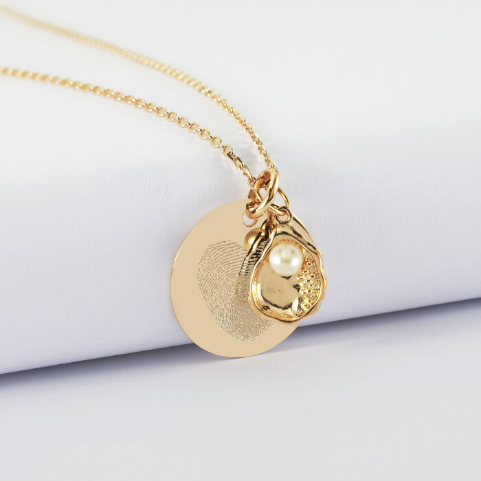 Pendentif personnalisé médaille gravée plaqué or 19 mm et breloque coquillage perle blanche - empreinte digitale