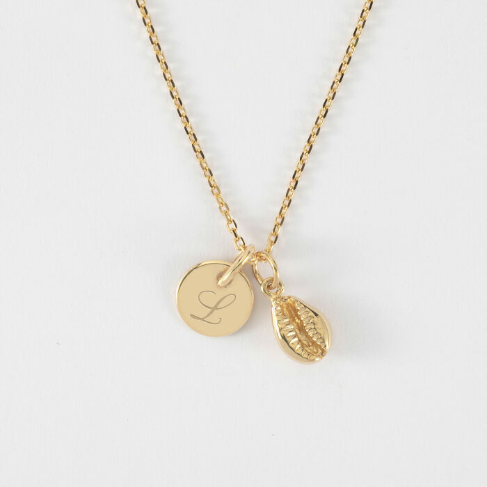 Pendentif personnalisé médaille gravée plaqué or 10 mm et breloque coquillage cauri 10 mm - lettre initiale L