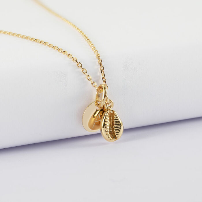 Pendentif personnalisé médaille gravée plaqué or 10 mm et breloque coquillage cauri 10 mm - initiale A