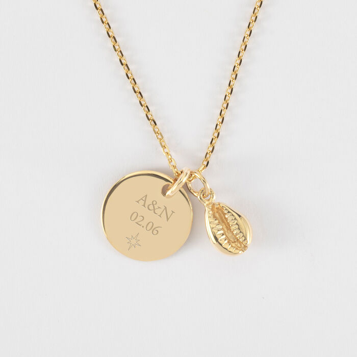 Pendentif personnalisé médaille gravée plaqué or 15 mm et breloque coquillage cauri 10 mm - initiales et date