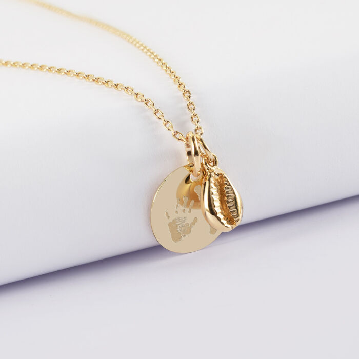 Pendentif personnalisé médaille gravée plaqué or 15 mm et breloque coquillage cauri 10 mm - empreinte de mains