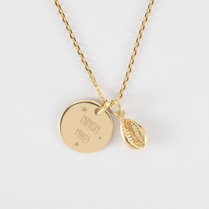 Pendentif enfant personnalisé médaille gravée plaqué or 15 mm et breloque coquillage cauri 10 mm - prénom et heure de naissance